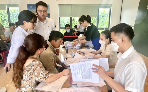 Người dân nộp hồ sơ mua chung cư nhà ở xã hội tại dự án chung cư ở khu đô thị xanh Bàu Tràm Lakeside thuộc phường Hòa Hiệp Nam năm 2023 - Ảnh: TRƯỜNG TRUNG Vốn rẻ cho người mua nhà ở xã hội- Ảnh 6.