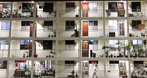 Bên trong một khu nhà xã hội tại Singapore - Ảnh: Reuters Vốn rẻ cho người mua nhà ở xã hội- Ảnh 7.