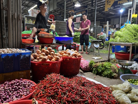 Ớt Việt Nam có gì đặc biệt mà Trung Quốc tăng thu mua?- Ảnh 1. Ớt Việt Nam và các loại nông sản khác được bán tại chợ đầu mối Bình Điền (quận 8, TP.HCM) - Ảnh: THẢO THƯƠNG