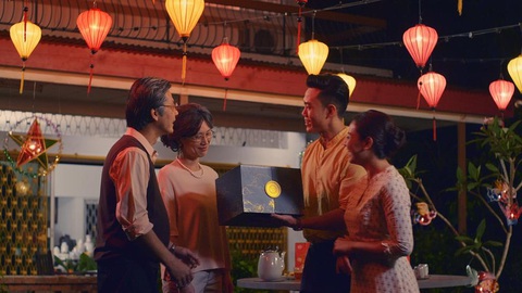 Trung thu - Nét đẹp văn hóa người Việt ngày càng yêu thích và muốn gìn giữ- Ảnh 2. Trung thu là dịp lý tưởng để rút ngắn khoảng cách giữa các thế hệ, để cha mẹ và con cái xích lại gần nhau hơn.