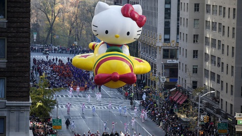 Hello Kitty hóa ra không phải là một con mèo- Ảnh 2. Biểu tượng quả bóng hình Hello Kitty được dựng lên vào dịp Lễ Tạ ơn năm 2015 tại New York, Mỹ.
