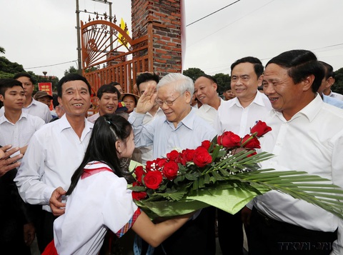 Dấu ấn của Tổng bí thư Nguyễn Phú Trọng trong công tác tư tưởng của Đảng- Ảnh 2. Chiều 15-11-2017, Tổng bí thư Nguyễn Phú Trọng dự Ngày hội đại đoàn kết toàn dân tộc tại thành phố Hải Phòng - Ảnh: TTXVN