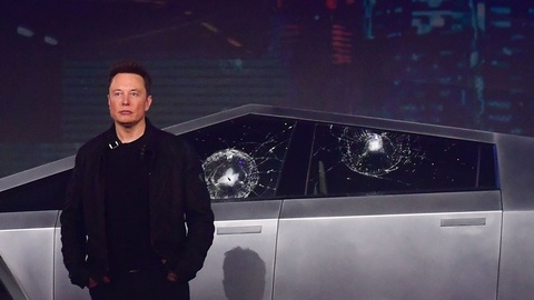 'Nhận Tesla Cybertruck chưa tới 1 ngày, tôi sốc nặng vì vung tay là kính nứt'- Ảnh 9. Knh chiếc Tesla Cybertruck trong buổi ra mắt cũng đã bị vỡ - Ảnh: The Verge