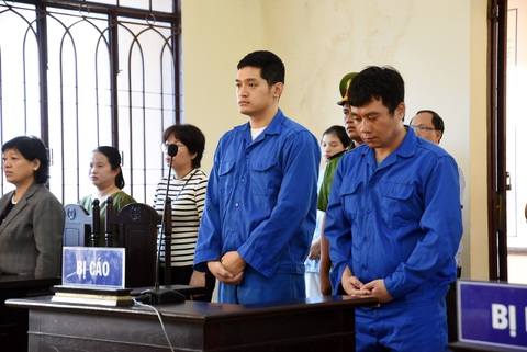 Lái xe Thành Bưởi vượt trái tông chết 5 người lãnh 11 năm 6 tháng tù- Ảnh 1. Tài xế Hoàng Văn Tính (bên phải) và bị cáo Lê Dương - phó giám đốc nhà xe Thành Bưởi - tại phiên tòa - Ảnh: A LỘC
