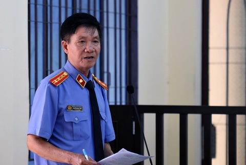 Lái xe Thành Bưởi vượt trái tông chết 5 người lãnh 11 năm 6 tháng tù- Ảnh 2. Đại diện viện kiểm sát luận tội các bị cáo tại phiên tòa sơ thẩm - Ảnh: A LỘC