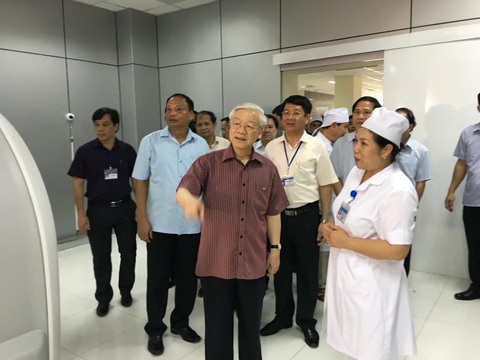 Những kỷ niệm của 'bác sĩ Hà Khắc Tiến' với Tổng bí thư Nguyễn Phú Trọng- Ảnh 2. Tổng bí thư Nguyễn Phú Trọng trong một chuyến thăm và làm việc với ngành y tế - Ảnh: FB BS Nguyễn Thị Kim Tiến