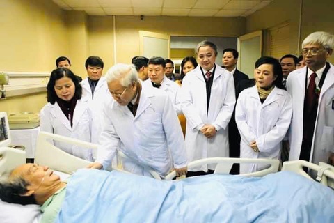 Những kỷ niệm của 'bác sĩ Hà Khắc Tiến' với Tổng bí thư Nguyễn Phú Trọng- Ảnh 1. Tổng bí thư Nguyễn Phú Trọng thăm người bệnh đang điều trị tại bệnh viện. Đứng thứ hai từ bên phải là Bộ trưởng Y tế thời điểm đó, bà Nguyễn Thị Kim Tiến - Nguồn ảnh: FB BS Nguyễn Thị Kim Tiến
