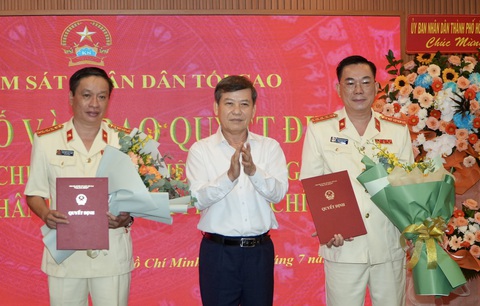 Ông Ngô Phạm Việt và ông Nguyễn Anh Tuấn làm phó viện trưởng Viện kiểm sát TP.HCM- Ảnh 1. Ông Lê Minh Trí - viện trưởng Viện KSND tối cao - trao quyết định cho ông Ngô Phạm Việt (phải) và ông Nguyễn Anh Tuấn (trái) - Ảnh: T.C.