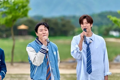 Yeon Jung Hoon (trái) và Na In Woo là những cái tên được yêu thích trong 2 Ngày 1 Đêm mùa 4 - Ảnh: Allkpop Yeon Jung Hoon (trái) và Na In Woo là những cái tên được yêu thích trong 2 ngày 1 đêm mùa 4 - Ảnh: Allkpop
