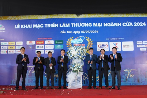 Triển lãm thương mại ngành cửa năm 2024 thu hút khách tham quan- Ảnh 1. Triển lãm thương mại ngành cửa năm 2024 thu hút khách tham quan- Ảnh 1.
