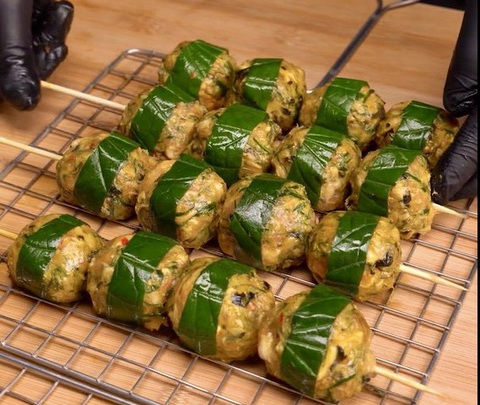 Trong công thức của Dat Vai Ngang Food, anh còn ăn bún ốc kèm với những cây chả ốc nướng - Ảnh: Dat Vai Ngang Food Bún ốc, thức quà dân dã của người Hà Nội- Ảnh 6.