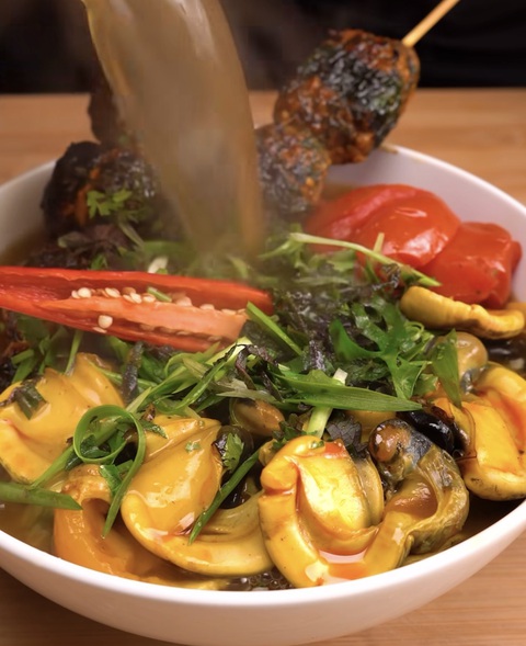 Tô bún ốc thơm ngon, hấp dẫn - Ảnh: Dat Vai Ngang Food Bún ốc, thức quà dân dã của người Hà Nội- Ảnh 1.