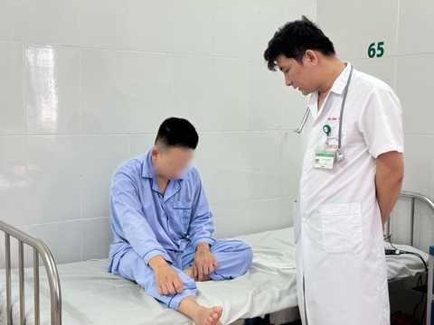 Bác sĩ thăm khám cho bệnh nhân nhiễm ký sinh trùng đang điều trị tại Bệnh viện Bệnh Nhiệt đới trung ương - Ảnh: Bệnh viện cung cấp Bác sĩ thăm khám cho bệnh nhân nhiễm ký sinh trùng đang điều trị tại Bệnh viện Bệnh nhiệt đới trung ương - Ảnh: Bệnh viện cung cấp