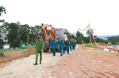 Tòa án TP Thủ Đức hoàn thành thẩm định công trình Đồi Cù Đà Lạt- Ảnh 3. Lực lượng bảo vệ đoàn cưỡng chế vào công trình tòa nhà Câu lạc bộ golf Đồi Cù Đà Lạt sáng 17-7 - Ảnh: M.V.