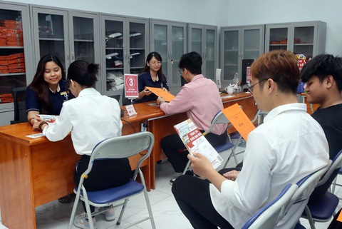 Thí sinh nộp hồ sơ xét tuyển tại Trường cao đẳng Kinh tế TP.HCM năm 2024 - Ảnh: TRỌNG NHÂN Xét tuyển đại học, cao đẳng 2024: Hoang mang khi hệ thống chung không có trường cao đẳng- Ảnh 1.