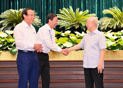 Chính sách đặc thù phát triển TP.HCM: Dấu ấn quyết sách quyết liệt của Tổng bí thư Nguyễn Phú Trọng- Ảnh 3. Tổng bí thư Nguyễn Phú Trọng thăm và làm việc với Ban Chấp hành Đảng bộ TP.HCM ngày 23-9-2022. Trong ảnh, Bí thư Thành ủy TP.HCM Nguyễn Văn Nên và Chủ tịch UBND TP.HCM Phan Văn Mãi chào Tổng bí thư - Ảnh: SGGP