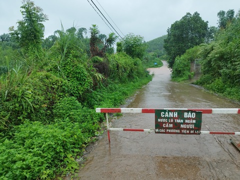 Cảnh sát giao thông lập chốt cảnh báo ở nhiều tuyến đường miền Bắc bị sạt lở, ngập lụt- Ảnh 1. Cảnh sát giao thông lập chốt cảnh báo ở nhiều tuyến đường miền Bắc bị sạt lở, ngập lụt- Ảnh 1.