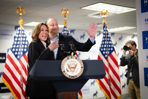 Phó tổng thống Mỹ Kamala Harris và đệ nhị phu quân Douglas Emhoff lần đầu gặp đội ngũ vận động tranh cử với tư cách ứng viên tổng thống - Ảnh: AFP Bà Harris gặp đội ngũ tranh cử với tư cách ứng viên tổng thống, gọi ông Trump là tội phạm- Ảnh 1.