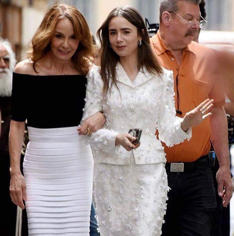 Lily Collins diện trang phục của Đỗ Mạnh Cường quay phim Lily Collins (phải) diện trang phục của Đỗ Mạnh Cường quay phim