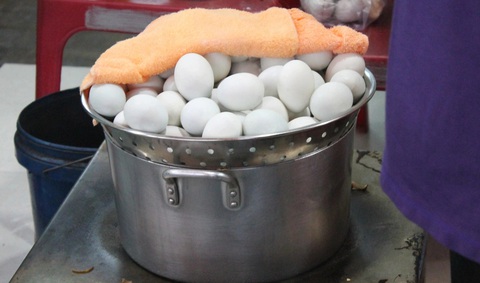 Hột vịt lộn Thu Hà nức tiếng Biên Hòa ngon cỡ nào mà giá 12.000 đồng/trứng?- Ảnh 5. Theo ước tính, một ngày số lượng trứng bán ra có thể lên 5.000 quả - Ảnh: Tô Cường