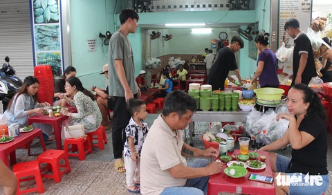 Hột vịt lộn Thu Hà nức tiếng Biên Hòa ngon cỡ nào mà giá 12.000 đồng/trứng?- Ảnh 6. Tuy giá cả ngày càng tăng, hột vịt lộn Thu Hà vẫn có vị trí đặc biệt trong tim nhiều người dân Biên Hòa - Ảnh: Tô Cường