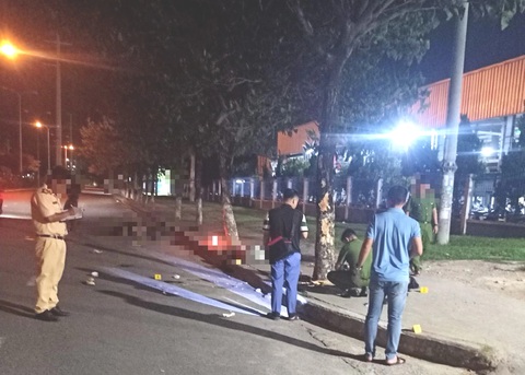 Tai nạn giao thông trong đêm khuya, 3 cô gái tử vong- Ảnh 1. Hiện trường vụ tai nạn giao thông - Ảnh: H.B.