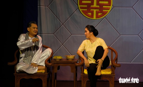 Nghệ sĩ Hữu Châu (trái) và Lê Phương trong vở Duyên thệ - Ảnh: LINH ĐOAN Hạnh Thúy ngậm ngùi, tiền ít xỉn, sao nghệ sĩ vẫn bám sân khấu?- Ảnh 5.