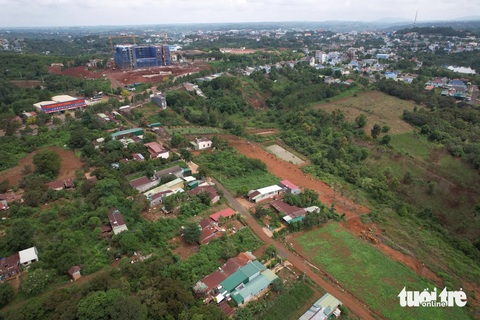 Khu đất 24ha làm dự án treo từ năn 2009 đến nay không triển khai, người dân gặp nhiều khó khăn - Ảnh: TRUNG TÂN Thu hồi đất dân không đền bù, còn nhùng nhằng hủy dự án treo- Ảnh 1.