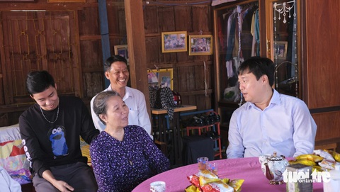 Bí thư Tỉnh ủy Đồng Tháp thăm chiến sĩ Mùa hè xanh TP.HCM- Ảnh 1. Ông Lê Quốc Phong - bí thư Tỉnh ủy Đồng Tháp (bìa phải) - đến trò chuyện với cụ bà Nguyễn Thị Sở (76 tuổi), gia đình chính sách phường An Bình A, TP Hồng Ngự - Ảnh: ĐẶNG TUYẾT