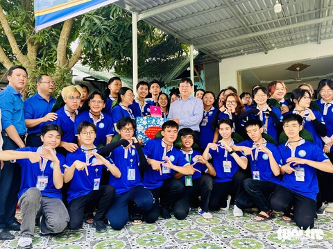 Bí thư Tỉnh ủy Đồng Tháp thăm chiến sĩ Mùa hè xanh TP.HCM- Ảnh 2. Tỉnh ủy Đồng Tháp tặng quà cho sinh viên Mùa hè xanh Trường đại học Y Dược TP.HCM - Ảnh: ĐẶNG TUYẾT