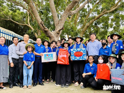 Bí thư Tỉnh ủy Đồng Tháp thăm chiến sĩ Mùa hè xanh TP.HCM- Ảnh 3. Tỉnh ủy Đồng Tháp tặng quà cho sinh viên Mùa hè xanh Trường đại học Văn Hiến - Ảnh: ĐẶNG TUYẾT