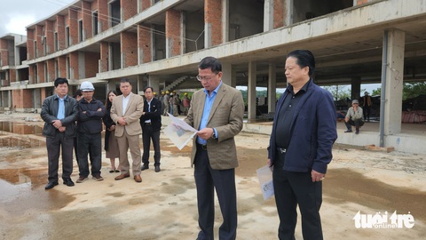 Tòa án TP Thủ Đức hoàn thành thẩm định công trình Đồi Cù Đà Lạt- Ảnh 1. UBND TP Đà Lạt kiểm tra văn bản do TAND TP Thủ Đức (TP.HCM) chuyển đến chủ đầu tư - Ảnh: M.V.