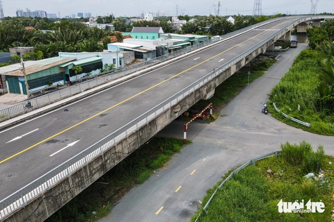Cầu nối huyện Bình Chánh với Nhà Bè sắp thông xe, người dân hết cảnh 'qua sông phải lụy đò'- Ảnh 1. Hiện các hạng mục chính của dự án cầu Cây Khô đã cơ bản hoàn thành