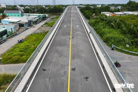 Cầu nối huyện Bình Chánh với Nhà Bè sắp thông xe, người dân hết cảnh 'qua sông phải lụy đò'- Ảnh 3. Cầu đang được rào chắn hai đầu để ngăn xe cộ đi lại