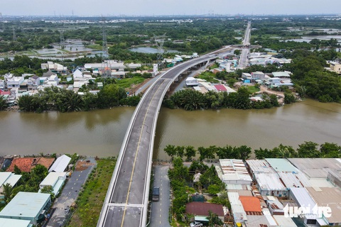Cầu nối huyện Bình Chánh với Nhà Bè sắp thông xe, người dân hết cảnh 'qua sông phải lụy đò'- Ảnh 9. Cây cầu khi hoàn thành sẽ giúp kết nối giao thông giữa hai huyện Bình Chánh và Nhà Bè, tạo điều kiện cho người dân ở hai huyện vùng ven và các quận trung tâm qua lại thuận lợi