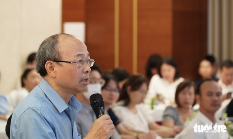 Doanh nghiệp đổ vốn vào khu công nghiệp rồi tiếp tục chờ… sổ đỏ- Ảnh 2. Đại diện các doanh nghiệp phát biểu ý kiến tại buổi đối thoại - Ảnh: TRƯỜNG TRUNG