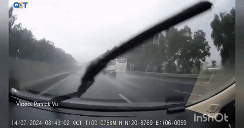 Trời mưa gió, có nên bật đèn khẩn cấp khi trời mưa?- Ảnh 2. Trời mưa gió, có nên bật đèn khẩn cấp khi trời mưa?- Ảnh 2.