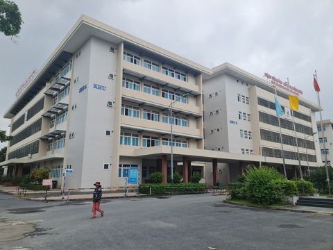 Quảng Ngãi thiếu bác sĩ, cần khoảng 300 người nhưng tuyển dụng gặp khó- Ảnh 2. Bệnh viện Sản Nhi Quảng Ngãi, nơi có nhiều bác sĩ theo diện thu hút đang làm việc - Ảnh: TRẦN MAI