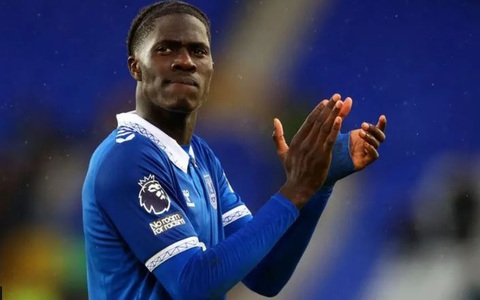 Tin thể thao sáng 23-7: Onana cập bến Aston Villa; trận đấu bị hoãn vì khán giả tẩy chay VAR- Ảnh 1. Aston Villa ký hợp đồng với tiền vệ Amadou Onana - Ảnh: Getty Images