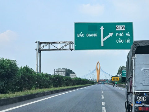 Đoạn đường hướng từ Hà Nội về cầu vượt Bồ Sơn (thành phố Bắc Ninh). Đây cũng là nút giao giữa quốc lộ 1A và quốc lộ 38 - Ảnh: HÀ QUÂN Đoạn đường hướng từ Hà Nội về cầu vượt Bồ Sơn (TP Bắc Ninh). Đây cũng là nút giao giữa quốc lộ 1A và quốc lộ 38, kết nối các đô thị, khu đông dân cư - Ảnh: HÀ QUÂN