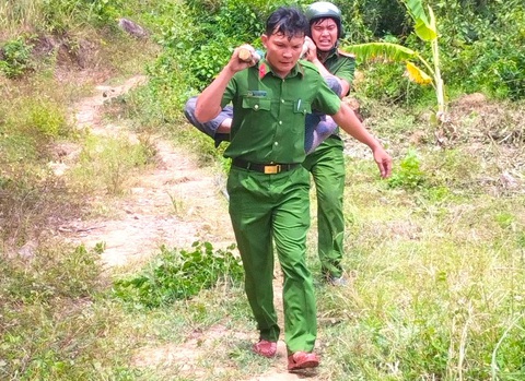 Các chiến sĩ Công an xã Hòa Quang Bắc (huyện Phú Hòa, tỉnh Phú Yên) mắc võng đưa nạn nhân bị ong đốt xuống núi để cấp cứu - Ảnh: UBND xã Hòa Quang Bắc Bộ trưởng Bộ Công an khen các công an mắc võng đưa 2 người bị ong đốt đi cấp cứu- Ảnh 1.