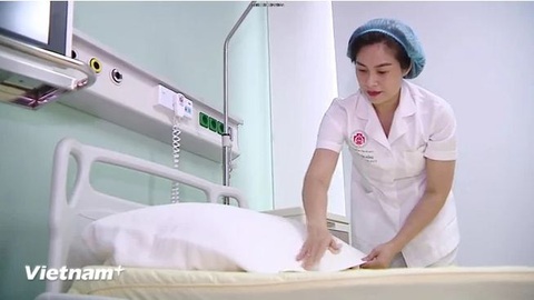 Thiếu tá, điều dưỡng viên Nguyễn Thị Hồng - Khoa Bảo vệ, chăm sóc sức khỏe cán bộ Trung ương và công việc hàng ngày là chăm sóc Tổng Bí thư Nguyễn Phú Trọng - Ảnh: Vietnam+ Thiếu tá, điều dưỡng viên Nguyễn Thị Hồng - Khoa Bảo vệ, chăm sóc sức khỏe cán bộ Trung ương và công việc hằng ngày là chăm sóc Tổng bí thư Nguyễn Phú Trọng