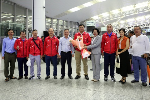 Đoàn thể thao Việt Nam lên đường dự Olympic 2024 với trưởng đoàn Đặng Hà Việt (áo đỏ thứ 5 từ phải sang) - Ảnh: HOÀNG TÙNG Đoàn thể thao Việt Nam lên đường dự Olympic 2024 với trưởng đoàn Đặng Hà Việt (thứ 5 từ phải sang) - Ảnh: HOÀNG TÙNG