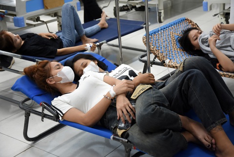 Hơn 60 công nhân nhập viện nghi ngộ độc sau bữa cơm trưa- Ảnh 1. Công ty TNHH Pin Yuan Việt Nam nhập viện cấp cứu nghi ngộ độc thực phẩm - Ảnh: A LỘC