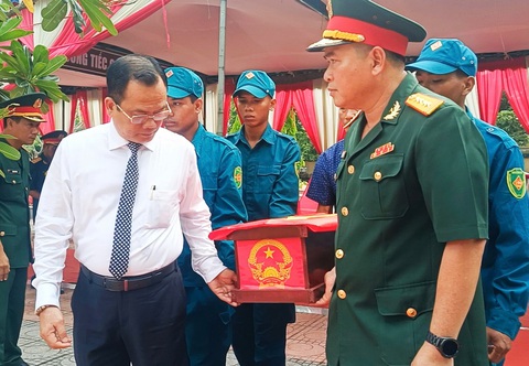 Các đại biểu tiễn đưa linh cữu các chiến sĩ về nơi an nghỉ - Ảnh: TRẦN HOÀI Tiễn đưa linh cữu các liệt sĩ về nơi an nghỉ - Ảnh: TRẦN HOÀI