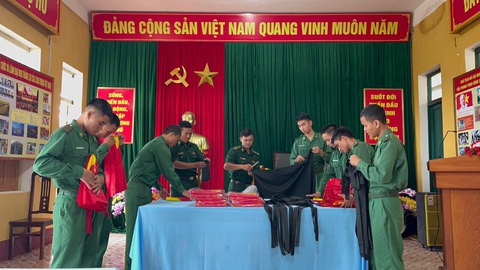 Bộ đội biên phòng Quảng Nam phát cờ Tổ quốc, hướng dẫn người dân biên giới tổ chức Quốc tang- Ảnh 2. Cán bộ, chiến sĩ Đồn biên phòng Ga Ri chuẩn bị băng tang và cờ Tổ quốc để phát cho bà con - Ảnh: PHÚC TRƯỜNG