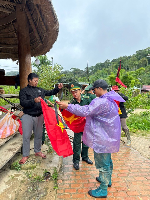 Bộ đội biên phòng Quảng Nam phát cờ Tổ quốc, hướng dẫn người dân biên giới tổ chức Quốc tang- Ảnh 3. Cờ Tổ quốc, băng tang được đưa xuống các thôn làng ở Tây Giang - Ảnh: PHÚC TRƯỜNG