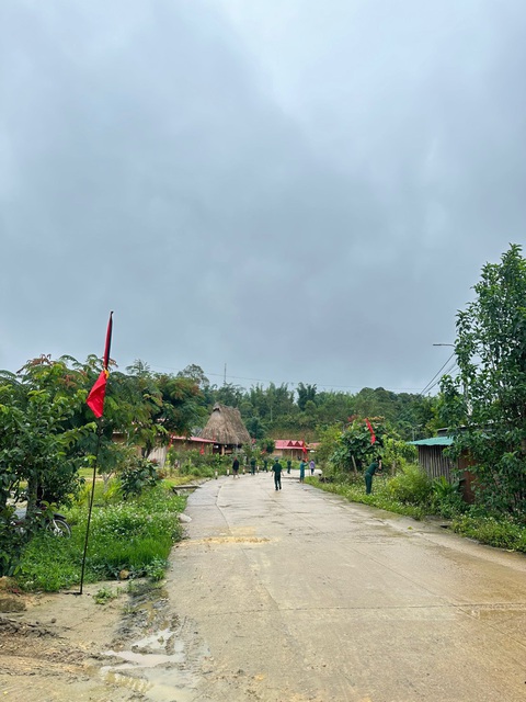 Bộ đội biên phòng Quảng Nam phát cờ Tổ quốc, hướng dẫn người dân biên giới tổ chức Quốc tang- Ảnh 4. Cờ rủ được cắm dọc các làng ở xã Ga Ri - Ảnh: PHÚC TRƯỜNG