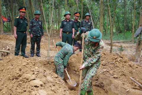 Quy tập 7 hài cốt liệt sĩ ở rừng tràm, vườn nhà dân- Ảnh 1. Quy tập 7 hài cốt liệt sĩ ở rừng tràm, vườn nhà dân- Ảnh 1.