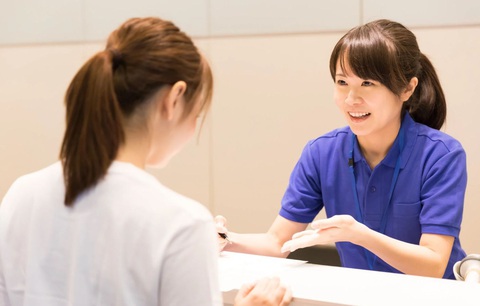 Siêu thị Nhật Bản 'đo nụ cười' nhân viên bằng AI- Ảnh 2. Gần phân nửa số người làm ngành dịch vụ được khảo sát cho biết từng bị khách hàng quấy rối.